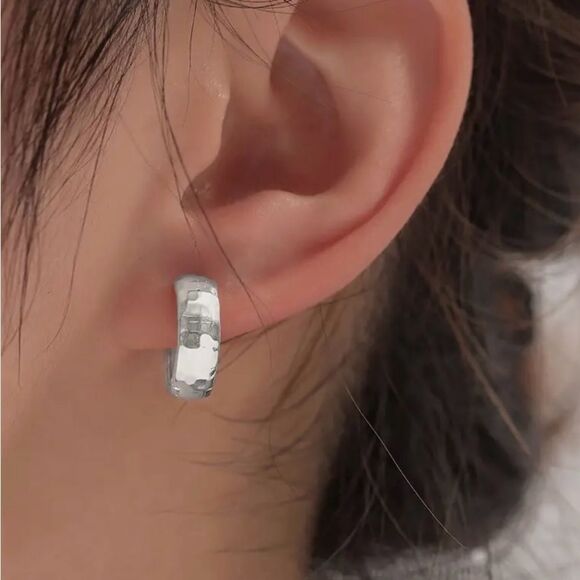 🩶 NEW Hammered silver wide hoop earrings 🩶 - Picture 3 of 5